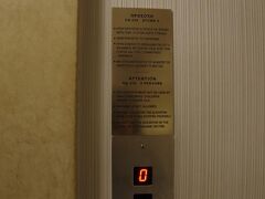 シンタグマ広場で降車してホテルへ。
セントラルアテネホテルというホテルにしました。

エレベーターの定員3人…？