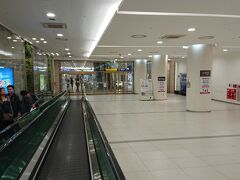 バスで向かおうとしましたが、地下鉄で行きたいと言われたので、金浦空港駅まで歩きます。