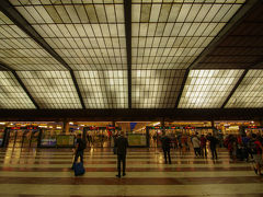 サンタマリアノヴェッラ駅の構内。
意外と早朝から観光客が動き出している様子。
今日はバスツアーなので、ここは素通りして駅の反対側で集合。
集合場所からさらに10分ほど歩いたバスターミナルで観光バスに乗り込んで7:20くらいに出発した。