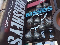 HERSHEY'S

歩道橋を渡ってハーシーズへ来ました！