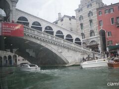 運河にボートに人の波。　ヴェネツィアらしい光景ね。