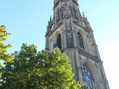 新大聖堂到着。
見上げる。
オーストリア国内ではウィーンのシュテファン大聖堂に次ぎ2番目の尖塔の高さで、134mあるらしい。