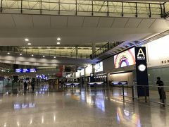 そんなこんなで、約４時間のフライトで、香港着。

イミグレも特に何もなく、サクッと抜けては、朝の６時半。
どうしろというの。

いやまぁ、前回と同じく、ちょっと休むことにしました。
ベンチに横たわり、バックパッカーのごとく。