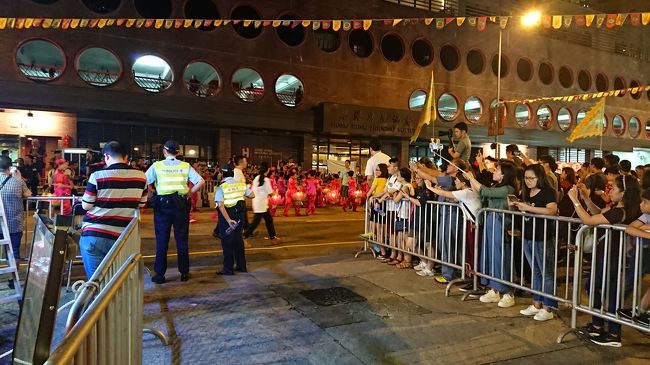 浣紗街のドラゴンセンター前最前列は当然空いてません。19:23<br /><br />浣紗街を銅鑼湾道方面に歩きます。<br /><br />