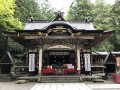 今まで訪ねた神社の中でいちばん好き！

ちなみに、宝登山神社の由来ですが…。
110年、第12代景行天皇の御代に、東征の帰途にあった皇子日本武尊が、山の美しさに惹かれてミソギの後に山頂を目指します。
途中山火事に遭遇するのですが、神犬の助けを得て、無事に宝登山山頂に着いたそうです。
その後、山頂に神籬を設え尊の祖先にあたる第一代神武天皇・山の神の大山祇神・火の神火産霊神を祀り、山の名を「火を止める山」と表し「火止山=ほどさん」と定めました。
このことが寳登山神社の始まりと伝えられているそうです。

そういうわけで、火災盗難よけ・諸難よけの守護神としての御神徳が高いのだかと。