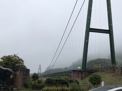 昼食後は、もみじ谷大吊り橋に行きました。
塩原ダム湖にかかる吊り橋で最近まで日本でで一番長い吊り橋だったそうですが、現在は九重”夢”大吊橋ができたため
今は本州一です。
全長320メートル　橋を渡るには往復300円です。
往復すると20分かかりますが悩んだ末渡ることにしましたが、視界悪し