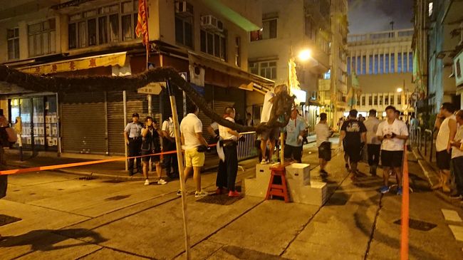 わっ点火前の龍(のしっぽ)ですよ。<br />一番前に来られたのでとりあえずこの場所をキープ。<br />19:33