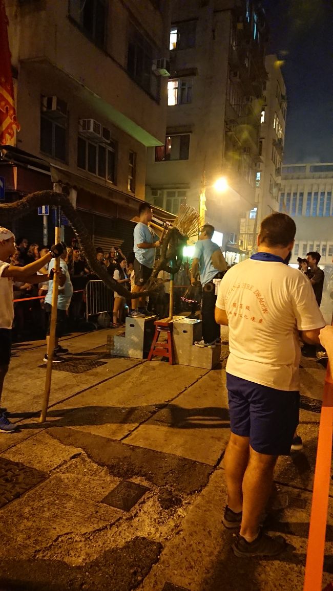 いよいよ龍のしっぽから点火、火の点いた線香をさして行きます。<br /><br />20:11<br />すでにこの時は後ろに二重、三重の人垣が出来ていました。