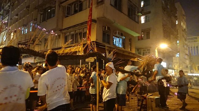 胴体にも線香をさして行きます。