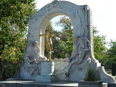 ベルヴェデーレ宮殿を後にして、トラムで市立公園へ。
ここにはウィーンゆかりの作曲家の像が3つある。

まず、一番有名でウィーンをイメージさせる画像としてもお馴染み、ヴァイオリンを弾くヨハン・シュトラウス2世の金色の立像。