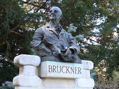 続いて我らがブルックナー。当然（！）この像を取り囲む酔狂な人はいない。