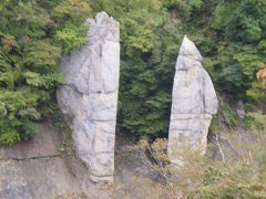 【夫婦岩】
 湯野上温泉駅から歩いて1分とすぐ近くなのに、あまり知られていない穴場景勝地
ひとつの岩を縦にバッサリと切ったような奇妙な形をしている
夫婦円満・縁結びにご利益があると言われている
