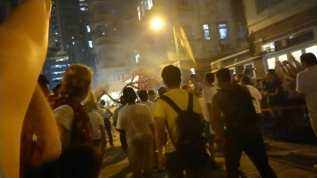 龍がメインの通りへと飛んでいきました。<br /><br />群衆もメインの浣紗街へ。