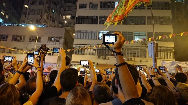 こんな感じで全く身動きが取れなくなり、前も見えません。<br /><br />21時近くまでこの状態が続きます。<br />そのうち、警察が京街に規制線を張り出します。<br /><br />この道を通るのです。(実はこえださんにお聞きしたので知っていました。)