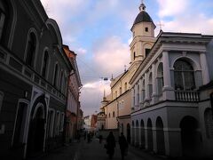 夜明けの門を抜けた旧市街の通り。右手に見えるのは聖テレサ教会。