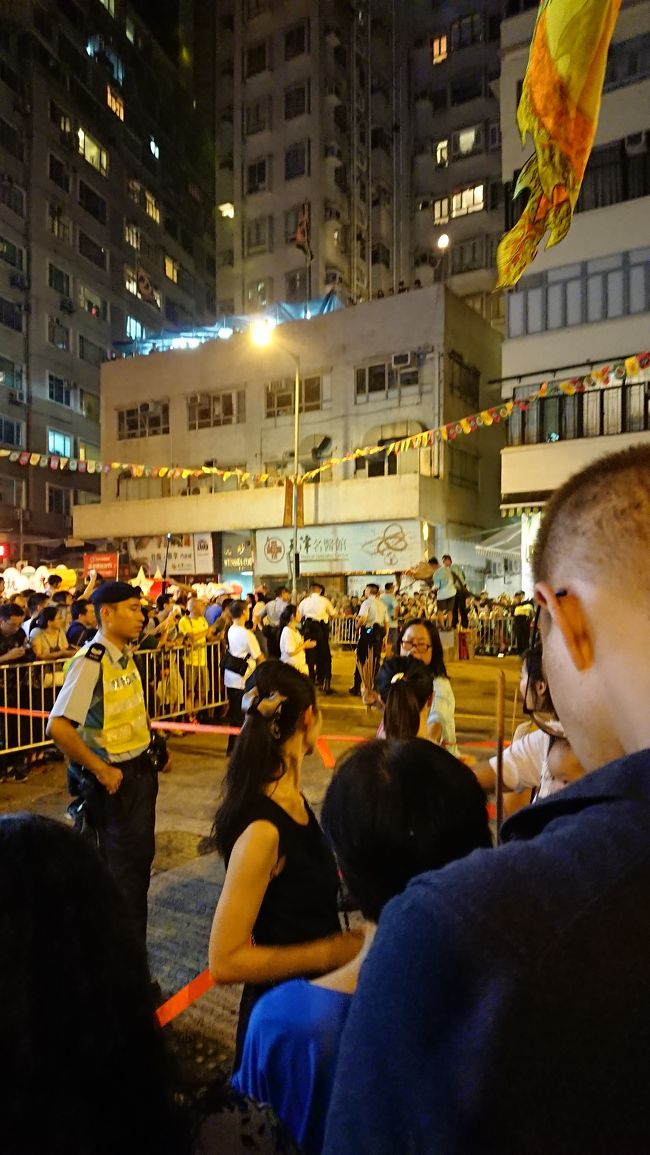 線香を取り替えるときに、使用済みの線香を群衆に配ります。<br />私は直接はもらってないのですが、沢山もらっていた近くにいた綺麗な女性がお裾分けして下さいました。<br />ありがとうございます。<br />