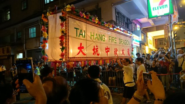 舞火龍は龍だけでなく、楽器隊やランタンを運ぶ方々など、300人の大坑の方々が携わってるとの事。