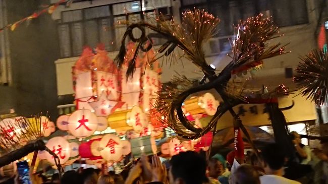 目が光ってます。