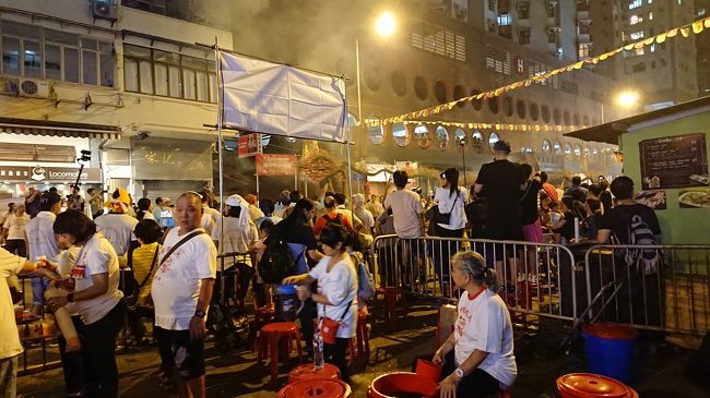 担ぎ手にお茶を提供したり