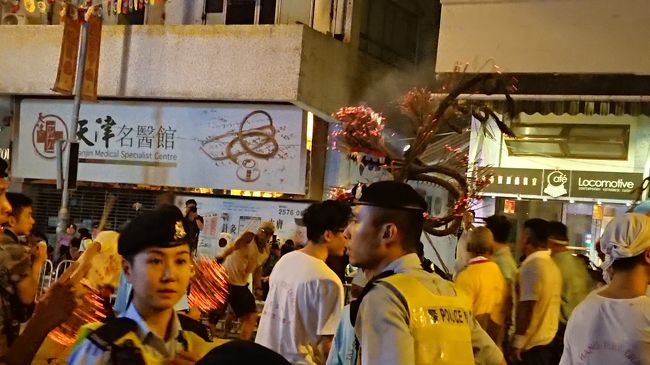 沢山の警察官が警備に当たったり、<br /><br />そんな皆様も見学しながら。