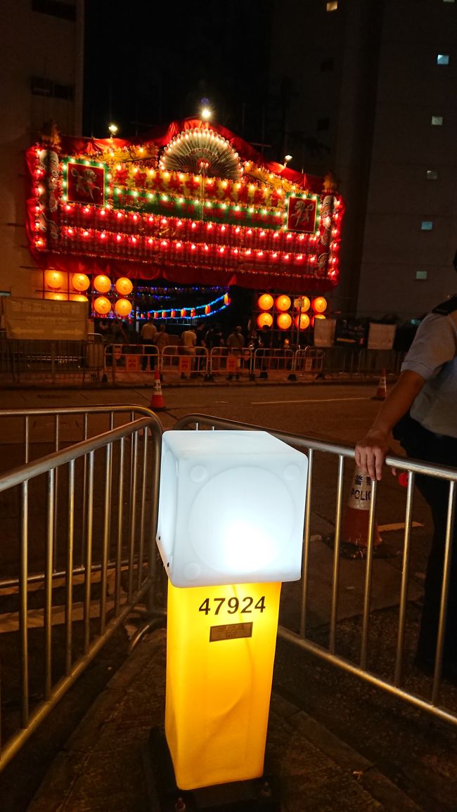 こえださんも奥さまと来られるとの事でしたが、ものすごい人出でお会いする事が出来ず。<br />たまさんに会えませんでしたラインを送り、帰路に着きます。<br /><br />銅鑼湾道を歩いていましたが、ふと書館街を歩いてみようと書館街に入り、すれ違ったご夫妻、、。<br /><br />短パンスニーカーに白いカメラ、奥さまの手には大量の線香。<br /><br />「こえださーん、、(小声)」