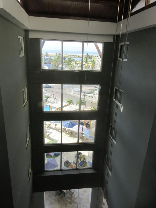 エレベータ前の吹き抜けから<br /><br />