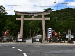 【　吉備津彦神社　】

　吉備津神社にたっぷりと時間をかけたあと、吉備津彦神社に行きました。
　よく似た名前ですが、元は一つの神社だったそうです。　ちょっとばかり受け売りを並べさせてください。　（あくまでも受け売りであった、私の知識ではありません）
　あの大化の改新によって吉備の国が備前・備中・備後の３つに分けられたということ。　ここまでは学校で習いますね。
　さあ、そうなると、備中には吉備津神社という立派な神社があったからそのままでいいのですが、備前と備後には格式の高い神社がないので恰好がつきません。　そこで吉備津神社を分社するという形で備前に吉備津彦神社、備後に元の名前と同じ吉備津神社をつくったのだそうです。　（備後の吉備津神社は現在の広島県福山市にあるそうで、これはまったく知りませんでした）