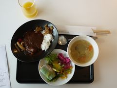 まずはさくらラウンジで軽く腹ごしらえ。欧風カレーと味噌汁とサラダロール。