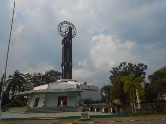弾丸インドネシア1807　「エクアドル、ウガンダに続いて、3ヶ国目の赤道記念碑を訪れました。」　　　～ポンティアナック～