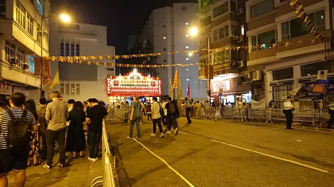 舞火龍初日は幕を閉じました。<br />22:30<br />驚く事に19:30から22:30の間ずっと立ちっぱなしだったのに全く疲れていないということ。<br /><br />すごく元気です！興奮してます(笑)！<br />舞火龍を実際に生で見て、一年心身ともに健康に過ごせそうな気がします。