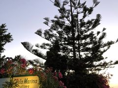 サントリーニでのお宿はCosta Marina Villas。バスターミナルから近くて道もわかりやすく、迷わず到着しました。大きなスーツケースを転がしながら歩いても、バスターミナルから5分もかかりませんでした。

わたしが歩いた時間帯は朝の7時前だったので、人も車もいなくて簡単にホテルまでたどりつけましたが、昼間だと車が多いので、女性で大きな荷物の人はちょっと大変かもしれないです。