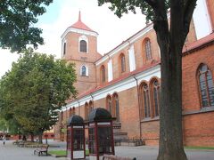 カウナス大聖堂です。15世紀前半に建造された、カトリック教会の大聖堂で、当初、赤煉瓦造りのゴシック様式で建築されましたが、17世紀半ばにロシア＝ポーランド戦争の際に一部が破壊され、その後修復されルネサンス様式の建物となりました。