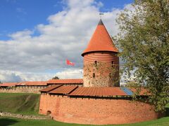 月曜はお休みで入れず、カウナス城

13世紀にドイツ騎士団の侵攻に備えるために建造。幾度も騎士団による攻撃を受けたが、15世紀初め、ビタウタス大公の時代には防衛拠点としての役割を終えた。17世紀から18世紀にかけて戦争により大部分が破壊され、現在は塔と城壁の一部が残っている。