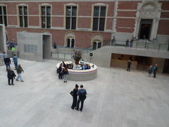 アムステルダム国立美術館へ。中に入ると入口付近も広々していて優雅な雰囲気。
ここで「Museumkaart（ミュージアムカード）」59.9ユーロを購入。
2018年7月からオランダ在住でない旅行者は最大５つまでしか入館できないことになってしまったので残念・・（以前はいくつでもOKでした）