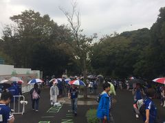 ニッパツ三ツ沢球技場到着。
天候はあいにくの雨。