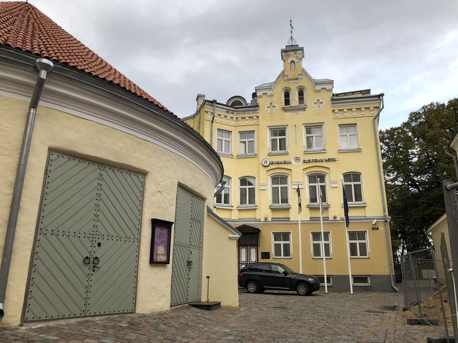 三人姉妹を過ぎて右に曲がると、Rixwall Old Town Hotel。<br />ちょっと前までメリトンオールドタウンホテルという名前だったそうで、ガイドブックにもこっちの名前で乗ってます。(オーナーが変わったとかで名前も変わって、お部屋も綺麗になったんだとか)<br />ここで2泊します。<br />ここのチェックイン台帳は全部印刷だったので、名前と日付を書くだけでした。<br />最後にThank you って言ったらおねーさんニコッてしてくれたよー。えへへ。