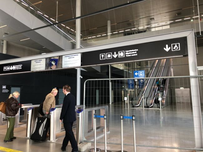 ダイレクトフェリーズ(フェリーの料金比較サイト)で予め予約していたので、カウンター横にある端末に番号を入力してボーディングチケットを発券。<br />ここの改札にバーコードをかざして通ります。<br />日帰りだと往復で2枚出てくるみたい。<br />(日付が違っても同じ予約番号でチケットは発券できました)<br />ヘルシンキ-タリンは高速船だと1.5hくらいで行けるんですが、小型船なので悪天候に弱くよく欠航するということだったので、今回は一番安かったエケロラインを使いました。それでもかかる時間は往復共に片道2.5h程度です。