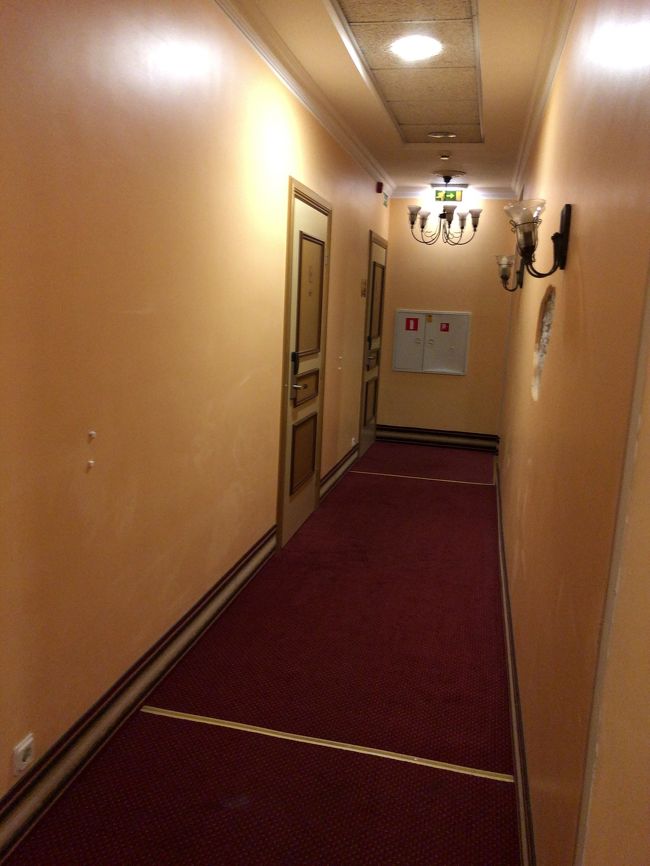 その先はこんな感じで部屋がある。