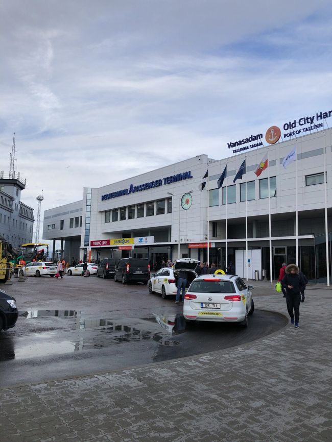 17:30タリン港Aターミナル到着。<br /><br />旧市街まではここから歩いて10分くらい。<br />予めグーグルマップ、ストリートビューで予習しておいた道を歩いて向かう。<br />というかもう見えるのでそこに向かって歩くだけ。笑<br /><br />北側通るより南側通って真っ直ぐ行った方がわかりやすい気がします。<br />(Aターミナルを背にして左手の道)