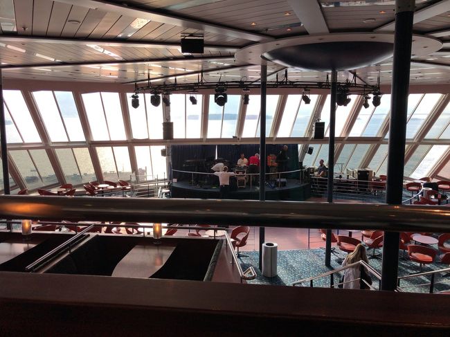 8Fにこんな感じでステージがあります。<br />フリーの客室って雰囲気の場所がなくて、全部カフェに入るような造りだったので少し戸惑いました。<br />ここのステージで演奏があって、ステージ手前のホールで老夫婦が踊ったりしていてそれを眺めたり、本読んだり、ツイッターランドで遊んだりしていました。<br /><br />フェリー内以外にも、ヘルシンキは街中でヘルシンキシティの公式Flee Wi-Fi、施設に入れば施設公式のFlee Wi-Fi、色んなところでFlee Wi-Fiとんでます。<br />(多分全く使えなかったのは空港-中央駅の電車移動くらい)<br />ポケットWi-Fiレンタル予約してたんですけど、あのドタバタの中で借りに行く時間はまぁ無くて、キャンセルしたんですよ。<br />だって一人で行くからいざって時があったら不安じゃない？<br />でもWi-Fiレンタルしてて飛行機間に合いませんでしたって、それは意味がないので、ヘルシンキにはFlee Wi-Fiたくさんあるからレンタル要らない！という情報を信じました。<br />結果、本当に無くてもなんとかなりました。<br />不安な人はお守りがわりにレンタルしておくと安心かも。