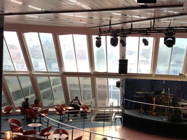 近づくにつれ、もう見えてくるんですよ、旧市街の三角屋根が！！！<br />全わたし大興奮です。<br />わたしは！！ここに！！来たかったの！！！<br />鼻息荒かったかもしれません。<br />書いている今も思い出すと鼻息荒くなります。<br /><br />実はタリンも雨予報だったのですが、到着時降っておらず曇りに変わっていました。<br />ありがとう天気の神様。