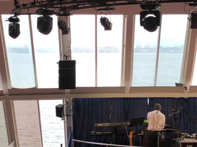 2時間もすると向こう側に見えてきました。<br />エストニア！エストニアだ！！と、一人で興奮。