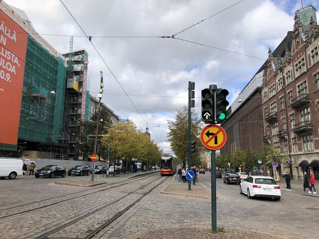 2日目。<br />①→https://4travel.jp/travelogue/11410422<br /><br />ホテルの朝食が6:00-9:30まで、チェックアウトが12:00。<br />7:30に起きたはいいものの、前日の成田空港までのドタバタ＋初日に歩き回った疲れがどっと出てきて、お腹は空いたけど動きたくない。<br />(安さで取ったのでシャワーのみの部屋だった)<br />予定では朝ごはんの後、チェックアウトの時間までスーパー行ったりカンピ礼拝堂とかに行こうと思ってた。でも動きたくない。シーホースの件も引きずって、結局チェックアウトギリギリまでベッドでごろごろしてしまった。<br />ベッドはふかふかで気持ちよかった。<br /><br />15:15のエケロラインでタリンに向かう予定だったので、微妙に時間がある。<br />ムーミンショップの下見に中央駅西側にあるフォーラムに行くことにした。