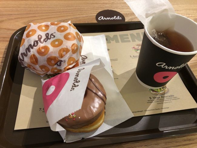 フォーラムに着いてムーミンショップを探していたら、わたしの大好きなアーノルドドーナツを発見。<br />本場のアーノルドドーナツ！と感激して、食べ損ねた朝ごはんも兼ねてここで何か食べることに。<br />本場はドーナツだけじゃなくてベーグルもあるんだね。