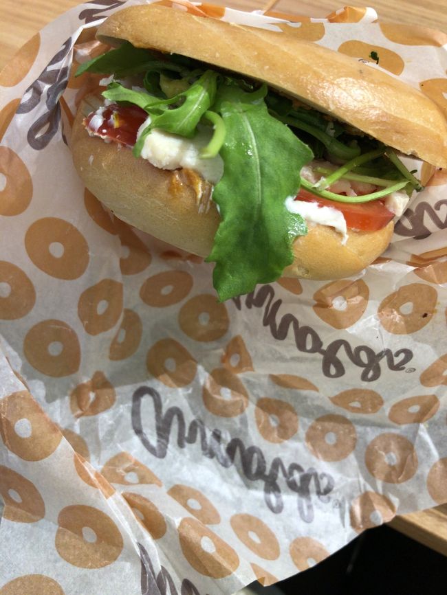 チキン&amp;アボカドベーグル。<br />5種類くらいからベーグル選べて、目の前で焼いて挟んで作ってくれます。<br />本当はスモークサーモンが良かったんだけど無いって言われて、じゃあチキン&amp;アボカドで！って言うと辛いですよって言われて、ええー辛いの食べられない！じゃあどうしよ、ってなってるとチリソース抜きで作ってくれました。<br />スタッフができる先輩と新人の2人の女の子で、先輩がチリソース抜いて！あれ入れてこれ入れて！ってベーグル作るの教えてるのを聞きながら新人さんが一生懸命作ってくれたベーグル。美味しかった。