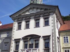市庁舎は１５世紀に建てられた旧市街で最も古い建物やそうです。