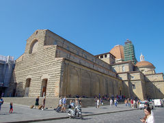 少し早いがランチを求め、サン・ロレンツォ聖堂の横を通って中央市場に向かう。