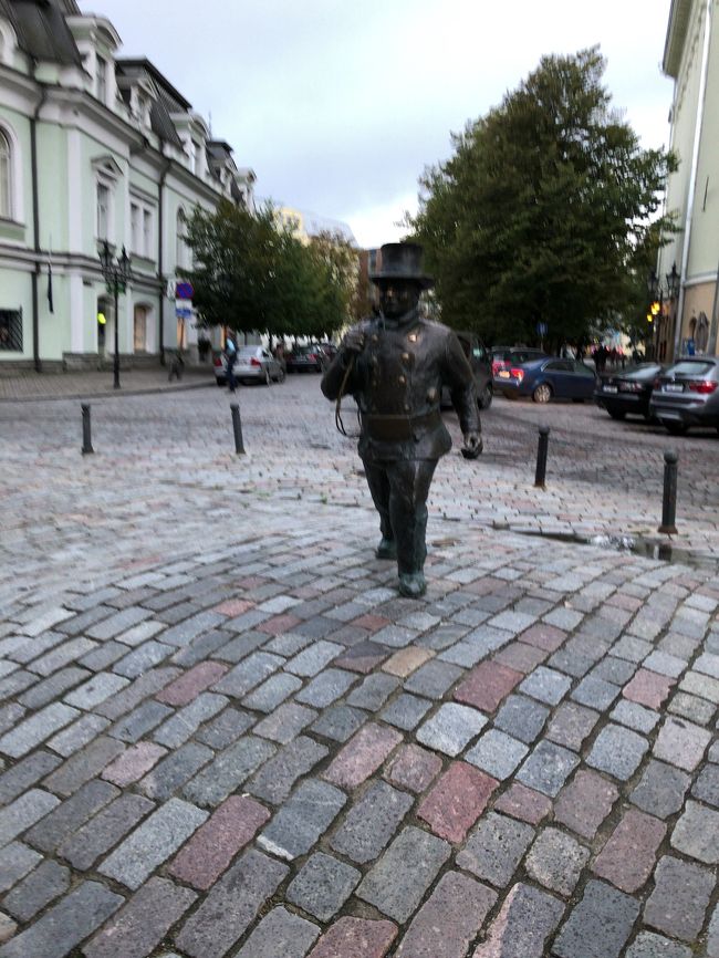 煙突掃除夫の像。<br /><br />なにこのおじさん。と思って撮ったんですけど、後から調べてわかったのですが、この人の鼻を触ると幸せになるらしいです。<br />わたしは触らなければいけなかった、、<br />(無職貯蓄なしアラサー)