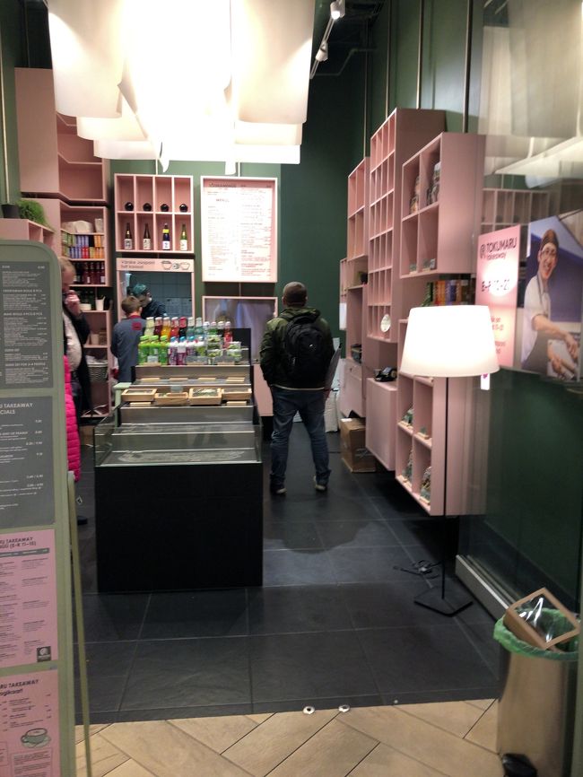 日本食レストランが入っていて、ここは持ち帰り専用のお店らしい。