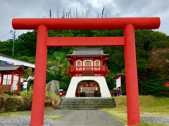 台風が近づいていることもあって、所により雨が...
２日目の最初の訪問地
薩摩半島の最南端にある有名な景勝地「長崎鼻」の入り口にある
「龍宮神社」にやってきました。